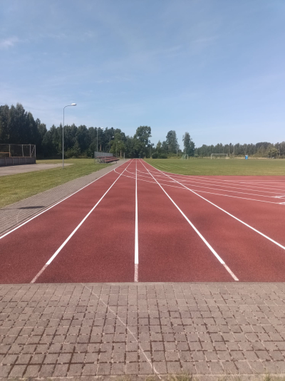 Maltas stadionā atjaunots skrejceļa marķējums