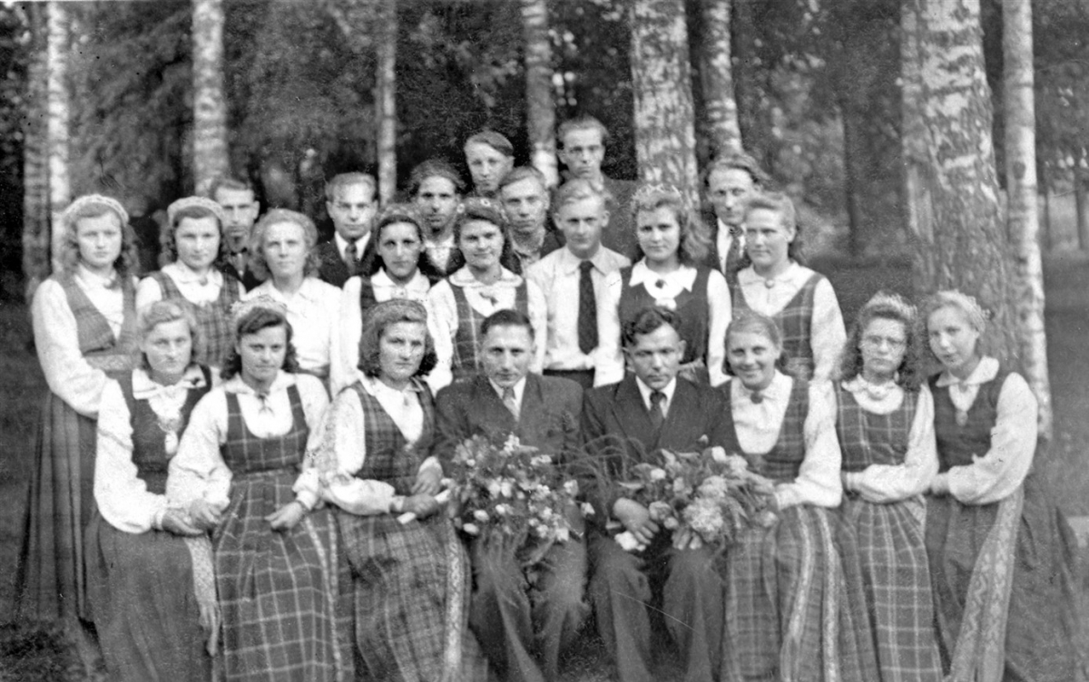 B klases izlaiduma foto: 1. rindā sēž (no kreisās): Valentīna Tjarve, Anna Skudra, Emīlija Vasiļevska, klases audzinātājs Jāzeps Vovers, direktors Pēteris Martināns, Eiženija Stepule, Eleonora Langiša, Regīna Vaļuma. 2. rindā no kreisās: Veronika Bule, Helēna Vaičuka, Pēteris Vincukovs, Leontīna Livkiša, Staņislavs Gribusts, Agnese Mickeviča, Jāzeps Puksts, Valentīna Ivbule, Aleksandrs Rukmans, Aloizs Magaznīks, Antoņina Tjarve, Valentīna Miklaseviča, Eugēnijs Vaļums. Augšā (no kreisās): Vladislavs Strods, Jānis Skudra. Izlaidumā nepiedalījās Marija Bule un Stefānija Vernikoviča