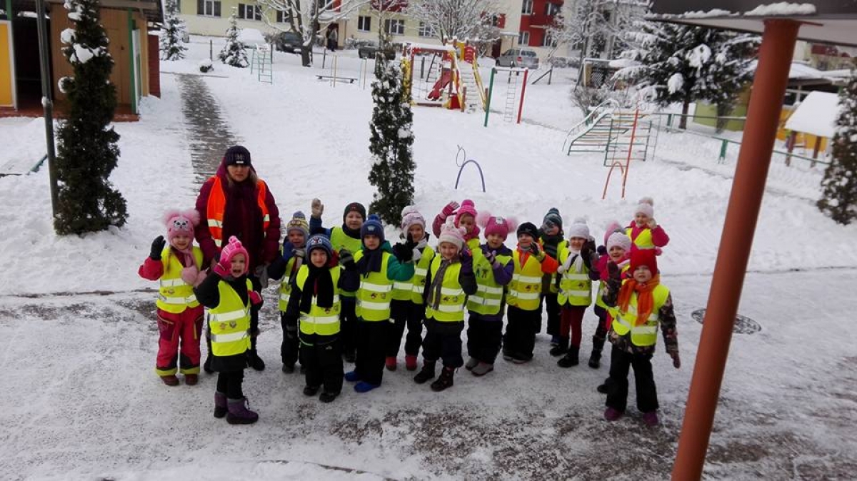 Pirmsskolas audzēkņi saņem atstarojošās vestes