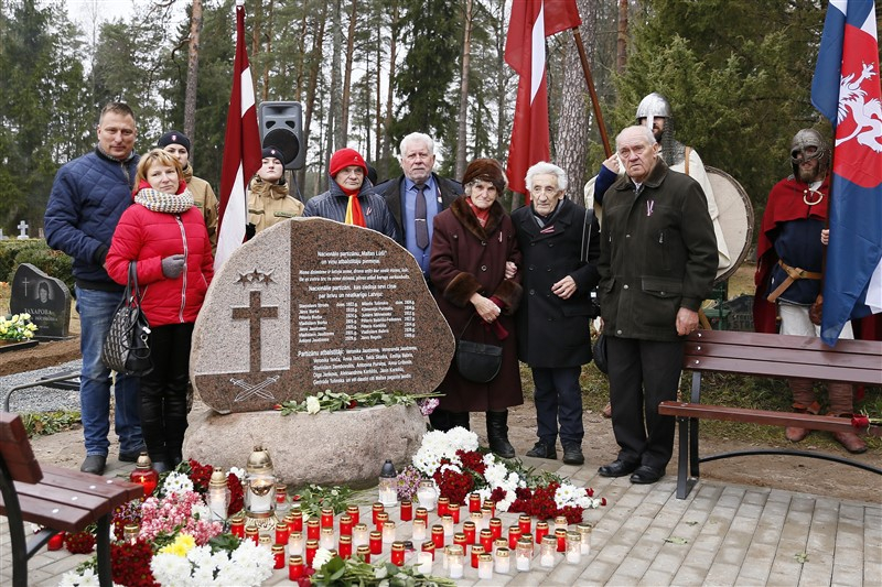 Rozentovā iesvētīts piemiņas akmens nacionālajiem partizāniem