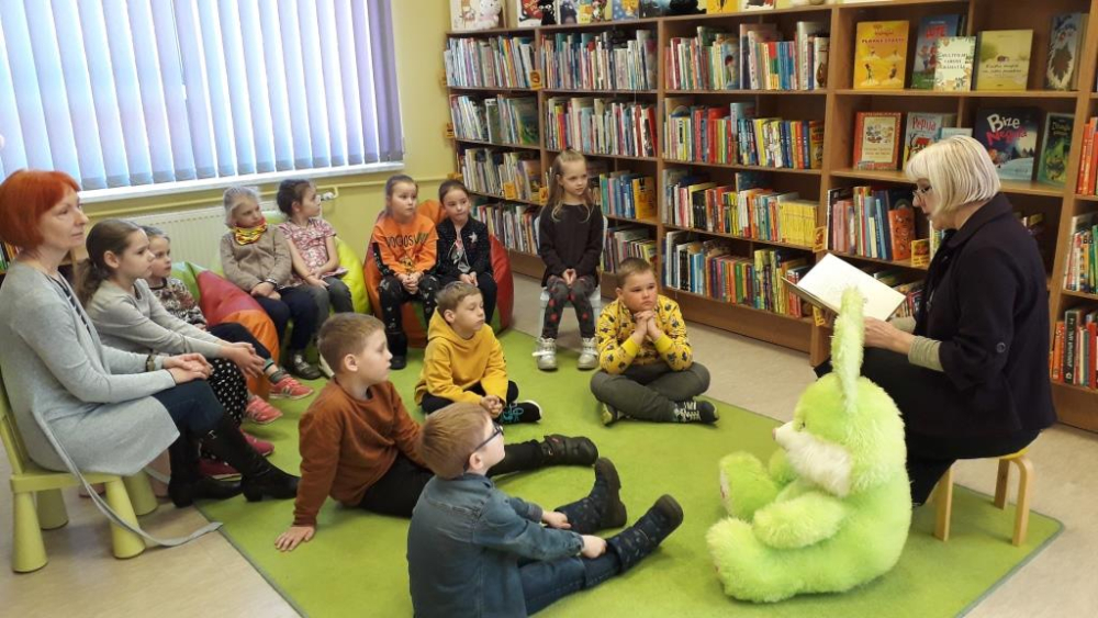 Bibliotēkā viesojās pirmklasnieki